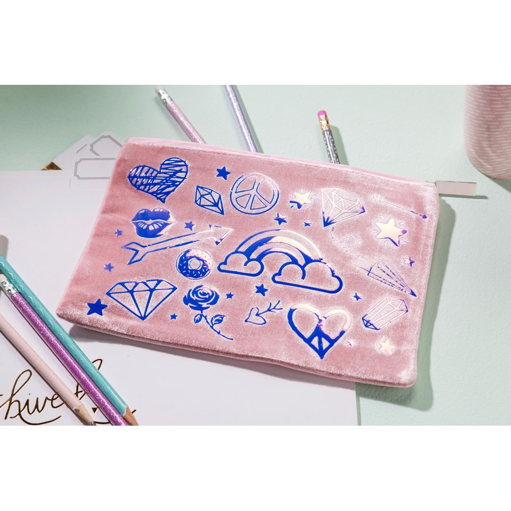 Trousse in velluto rosa con disegni olografici blu: cuori, labbra, diamanti, segno di pace, arcobaleno.