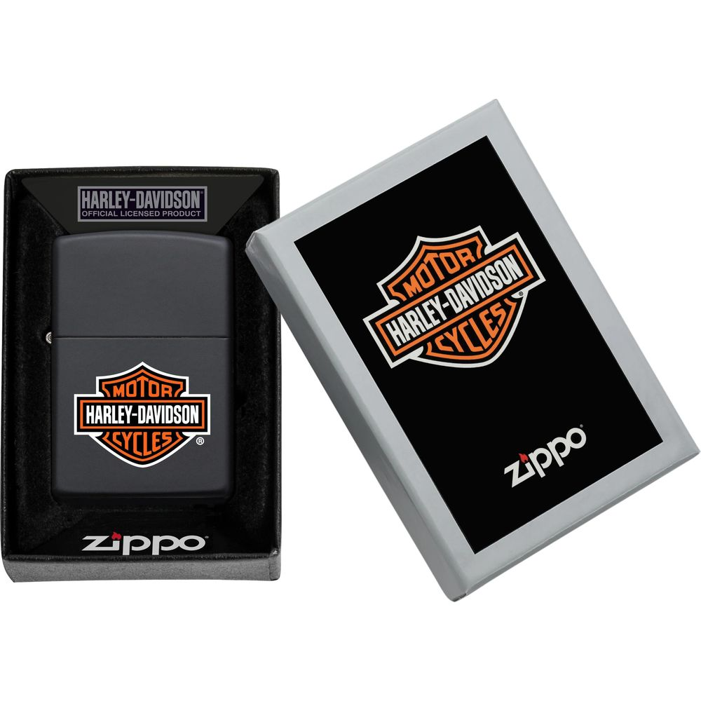 Accendino Zippo nero con logo Harley-Davidson nella scatola e sulla confezione regalo.