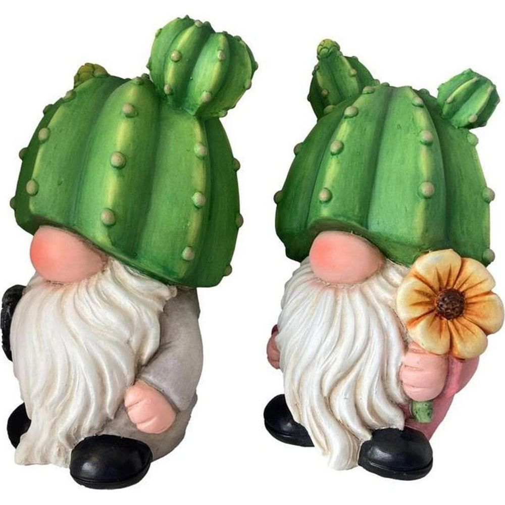 Due gnomi da giardino con cappelli di cactus, uno tiene un fiore.