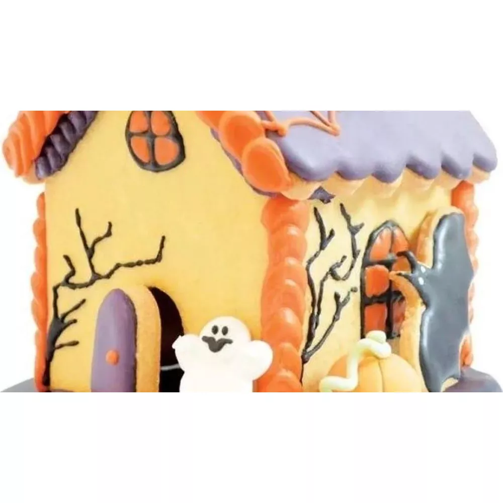 Ein gelbes Lebkuchenhaus mit lila Dach, Kürbissen, Geistern und Fledermäusen.