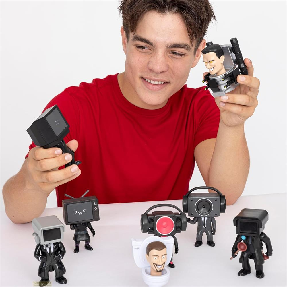 Ein Junge mit rotem Hemd hält Spielzeugfiguren mit Kopfhörer- und Fernseherköpfen.