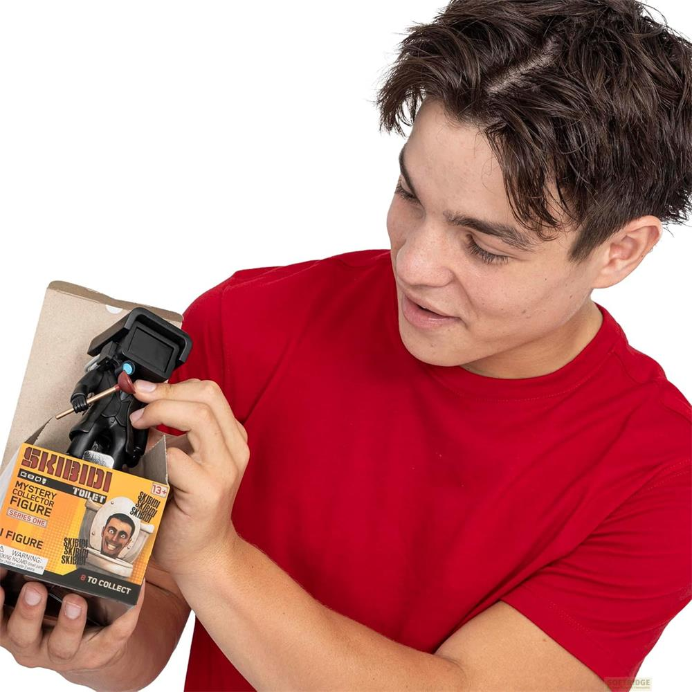 Ein Mann in einem roten Hemd hält eine Skibidi Toilet Figur in der Hand.