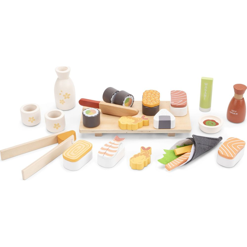 Holz-Sushi-Set mit Nigiri, Maki, Tempura, Sojasauce und Wasabi.