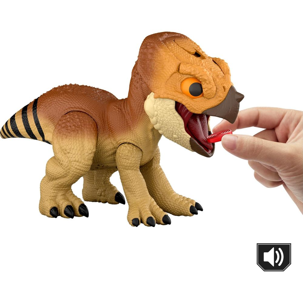 Ein brauner Spielzeug-Dinosaurier mit orangem Kopf und roten Augen frisst einen roten Chip.