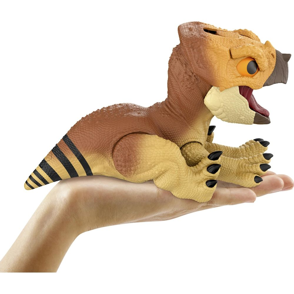 Ein braun-gelbes Spielzeug-Dinosaurier mit schwarzen Streifen am Schwanz ruht auf einer Hand.