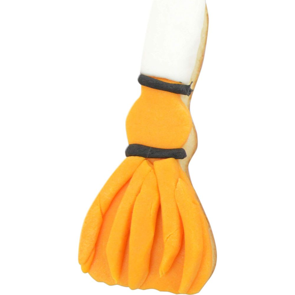 Ein Keksteigbesen mit weißem Griff und orangefarbenen Borsten.