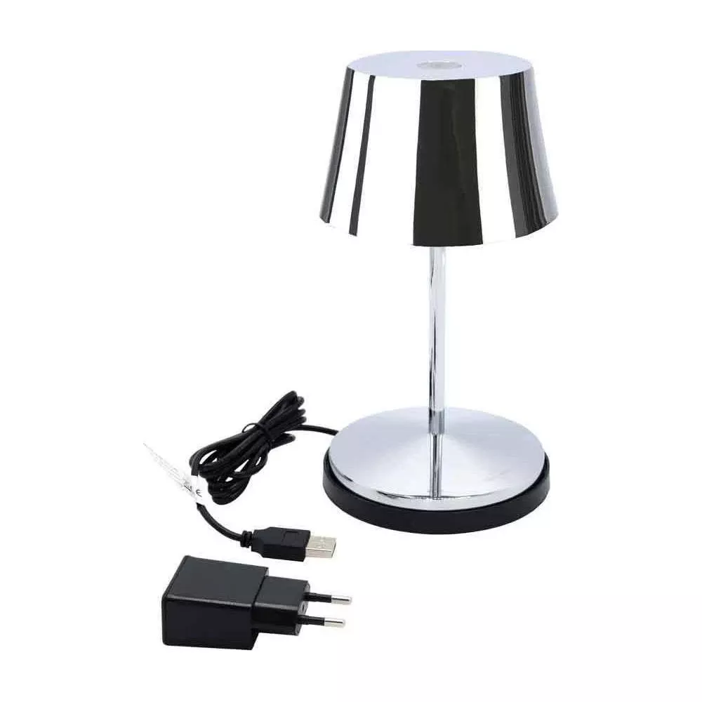 Lampada da tavolo argentata a righe nere con caricabatterie USB.