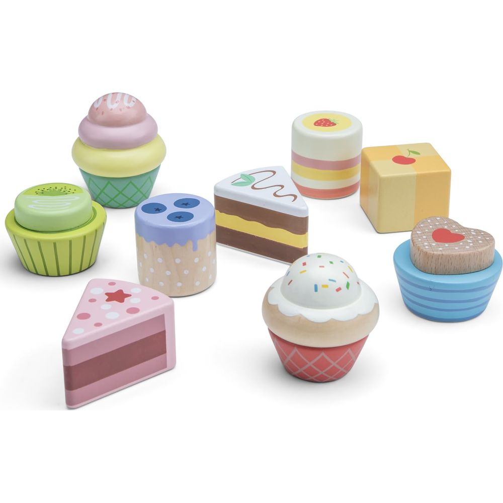 Mehrere bunte Holzspielzeug-Desserts, darunter Kuchenstücke und Cupcakes.