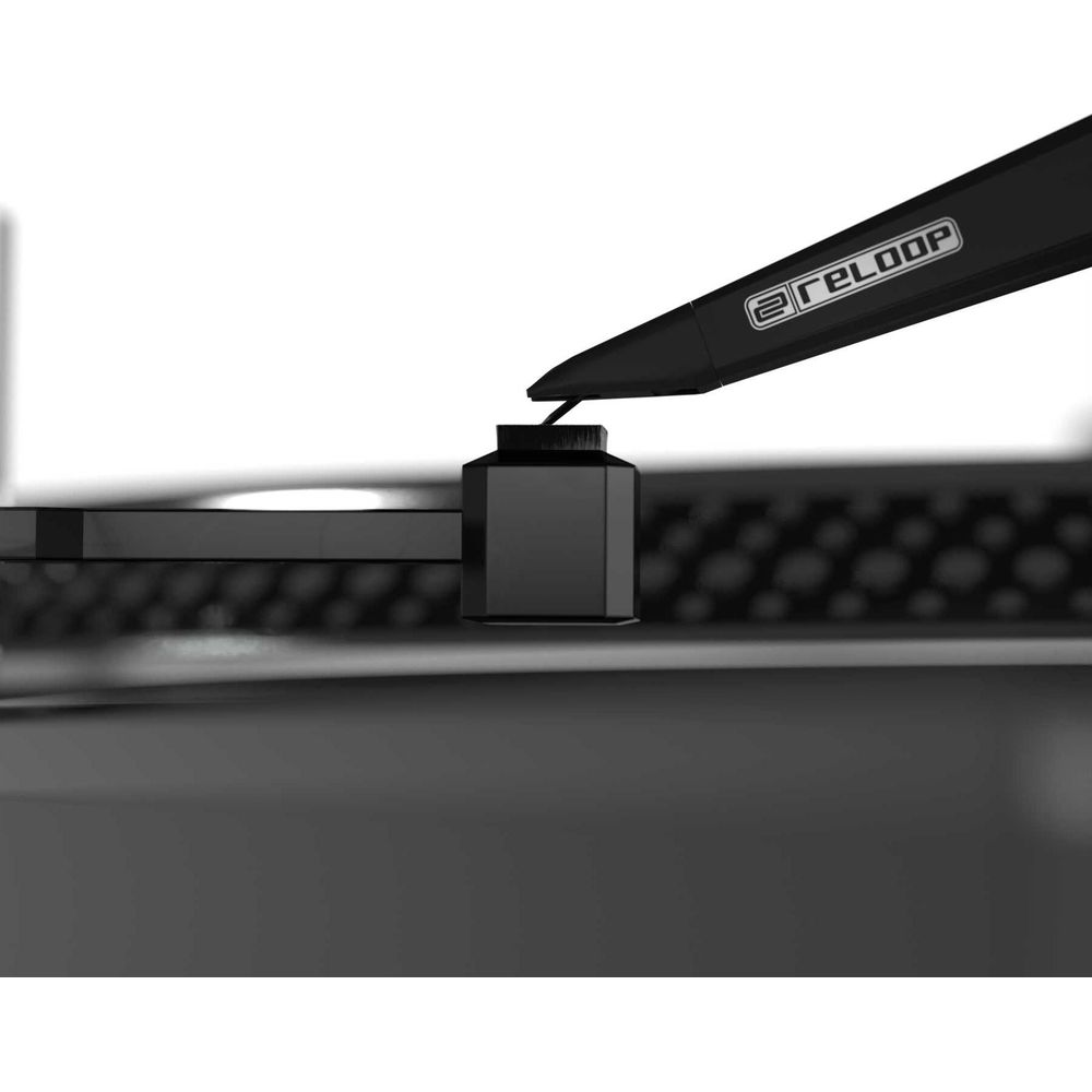 Ein schwarzer Reloop-Plattenspieler-Tonarm senkt eine Nadel auf eine Platte.