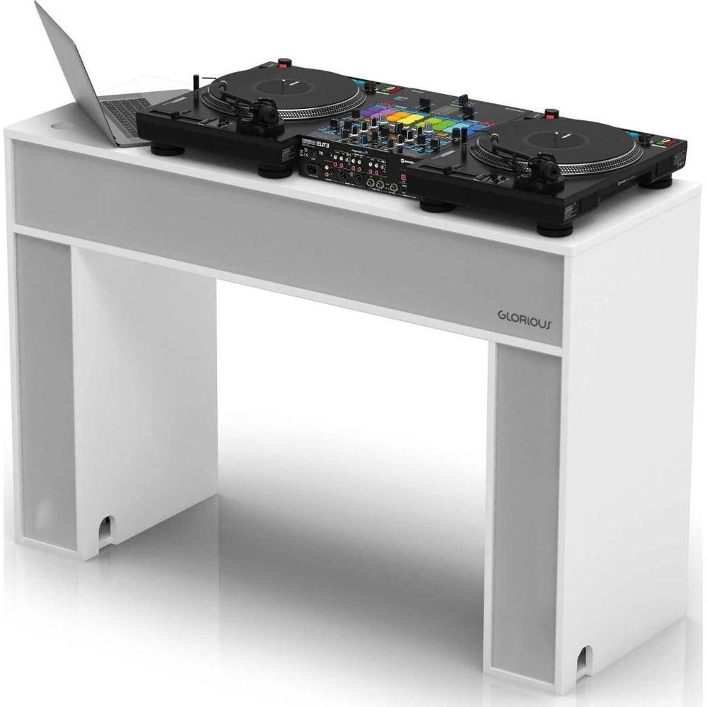 Weißer DJ-Ständer mit Plattenspielern, Mixer und Laptop.
