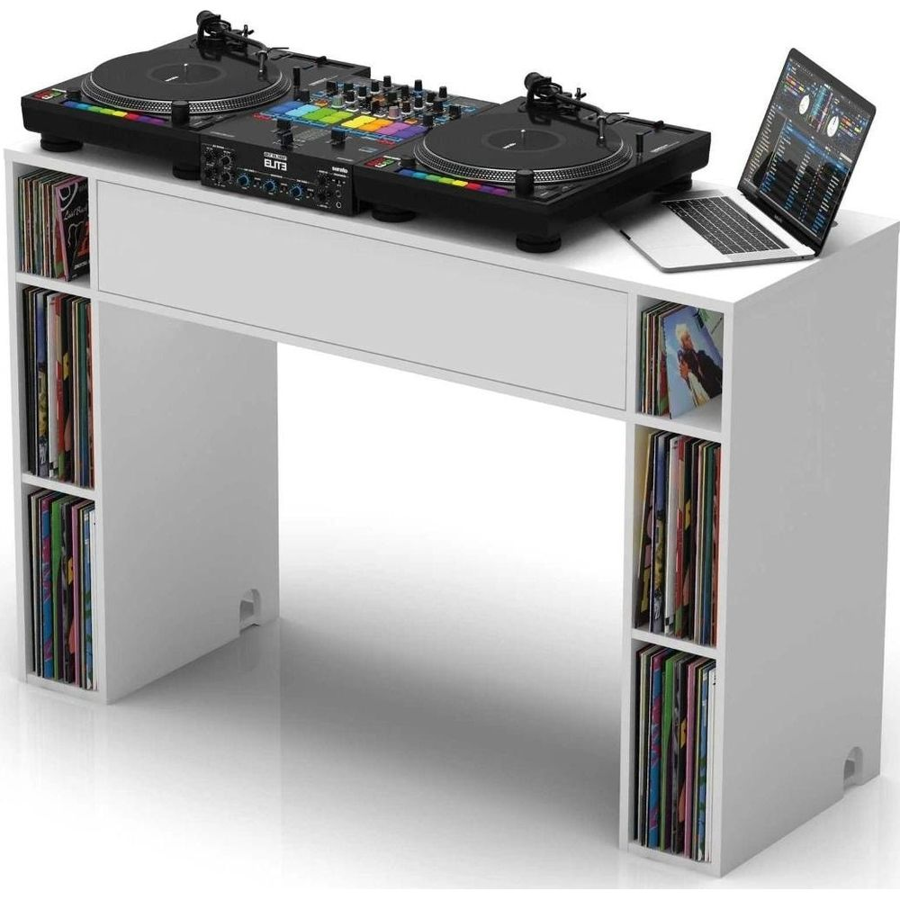 Ein weißer DJ-Tisch mit Plattenspielern, Mixer und Laptop, mit Platten in Regalen.