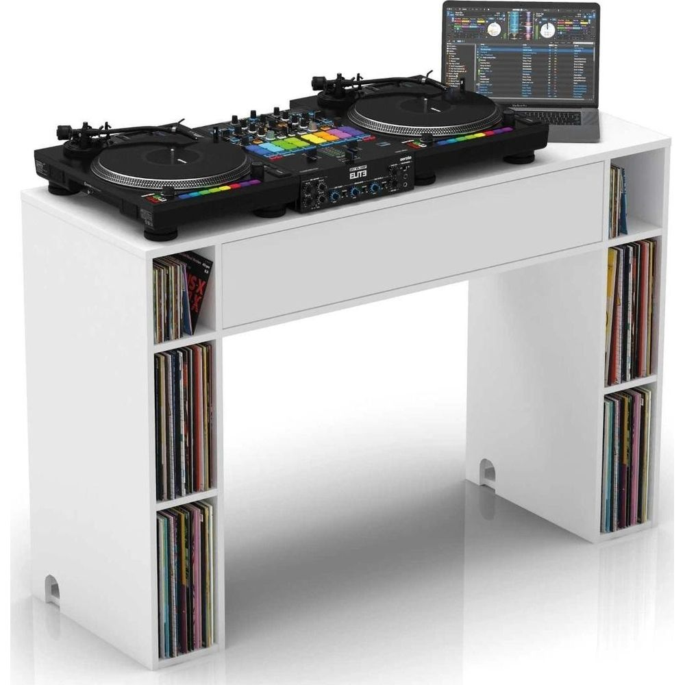 Ein weißer DJ-Tisch mit Plattenspielern, Mixer und Laptop, daneben Plattenregale.