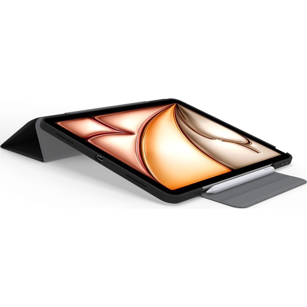 Ein Tablet mit Hülle und Stift liegt auf einem weißen Hintergrund.