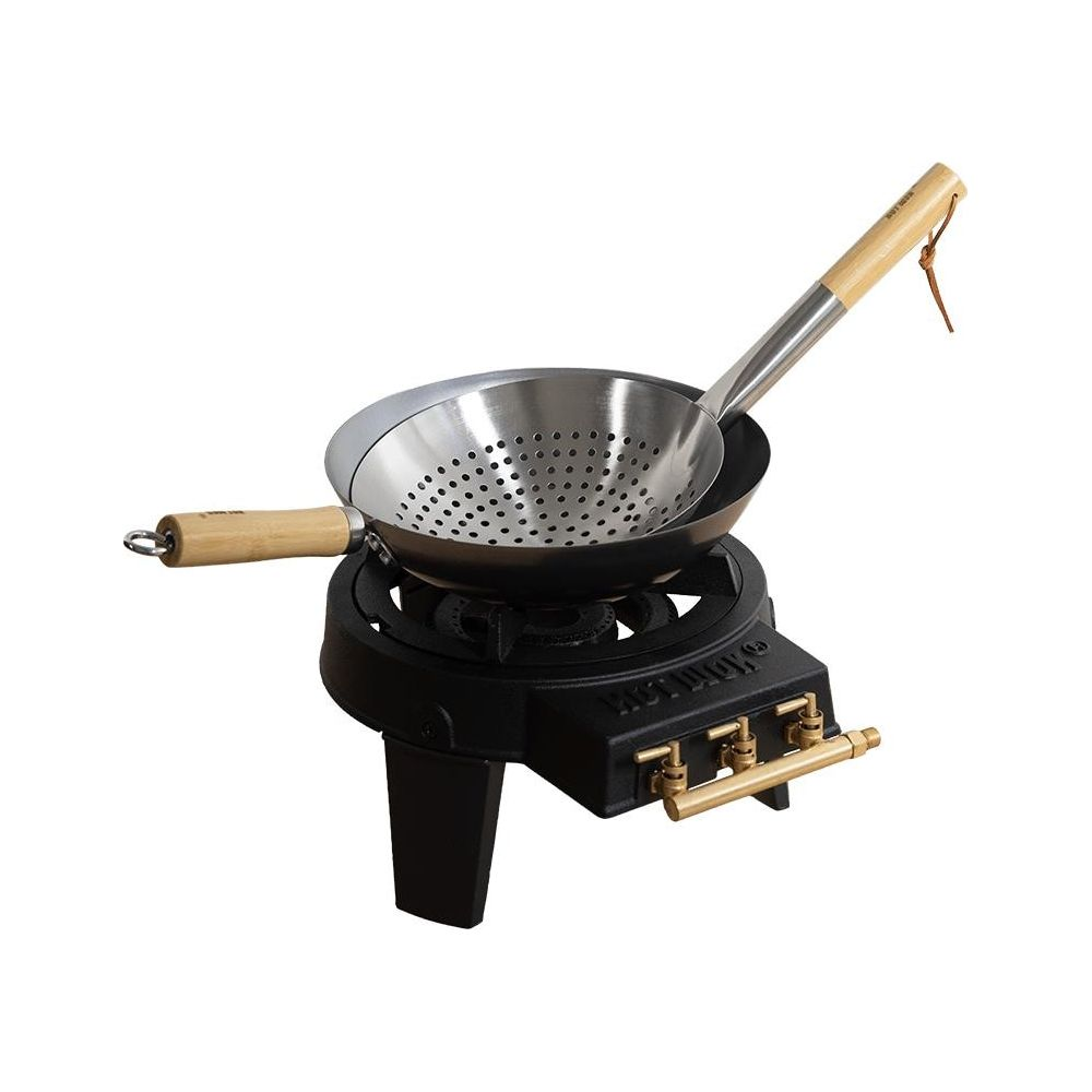 Un bruciatore per wok con due wok, uno forato, su sfondo bianco.