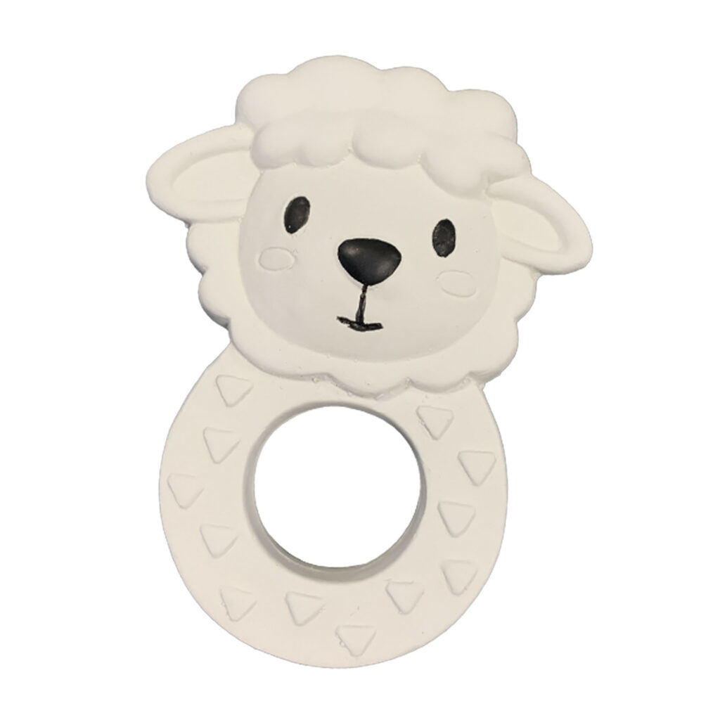 Ein weißer Beißring in Schaf-Form mit Ring zum Greifen.