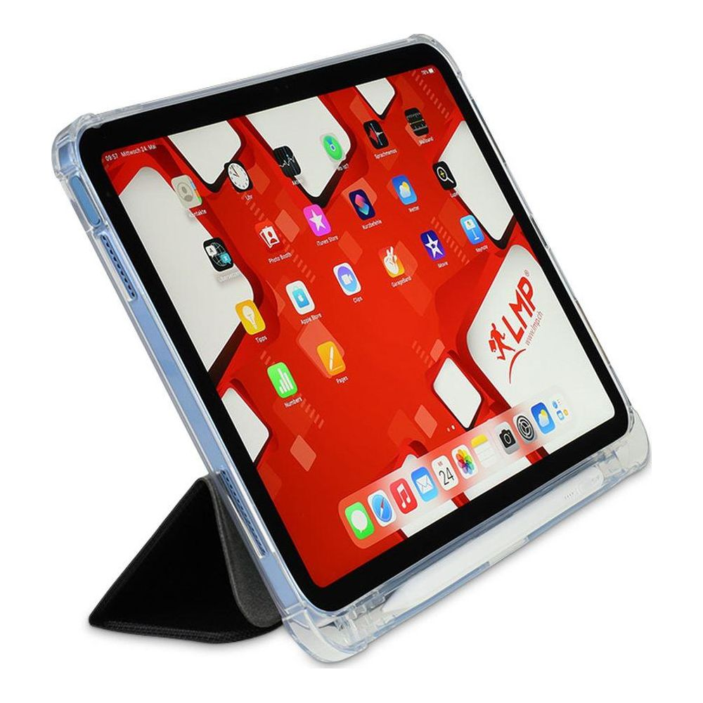 Une tablette avec étui transparent et support noir affiche son écran d'accueil avec des apps.