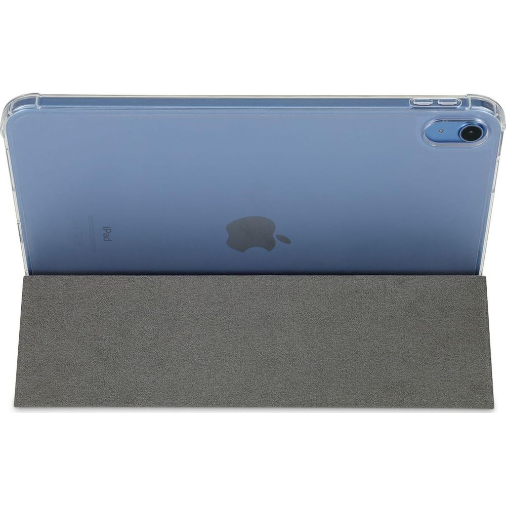 Un iPad bleu dans un étui transparent repose sur une couverture grise. Le logo Apple est visible.