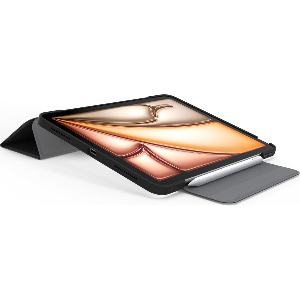 Ein Tablet in einer schwarzen Hülle mit einem grauen Ständer und einem Stift.