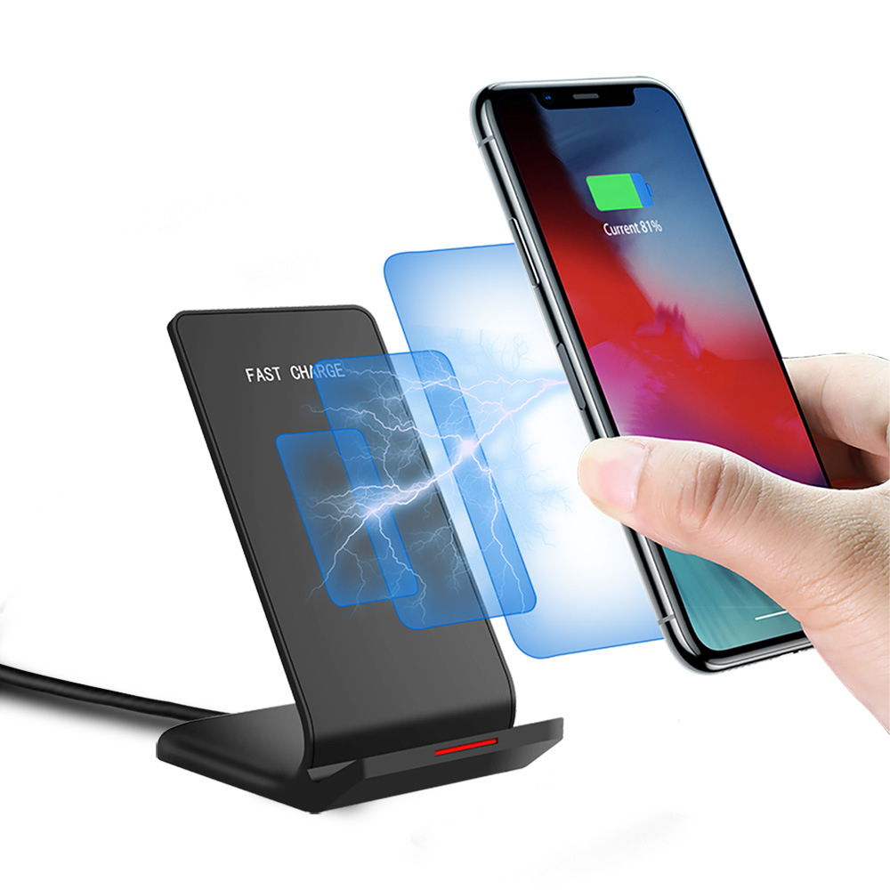 Ein Smartphone wird auf ein schwarzes Schnellladegerät gestellt. Blitzsymbole deuten auf das Aufladen hin.