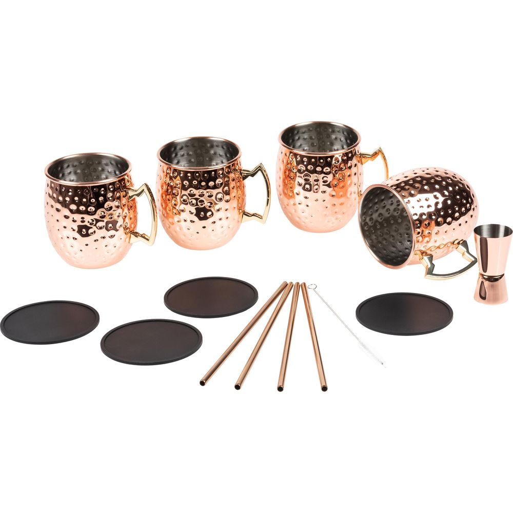 Quatre mugs en cuivre martelé, quatre sous-verres noirs, quatre pailles en cuivre et un nettoyeur.