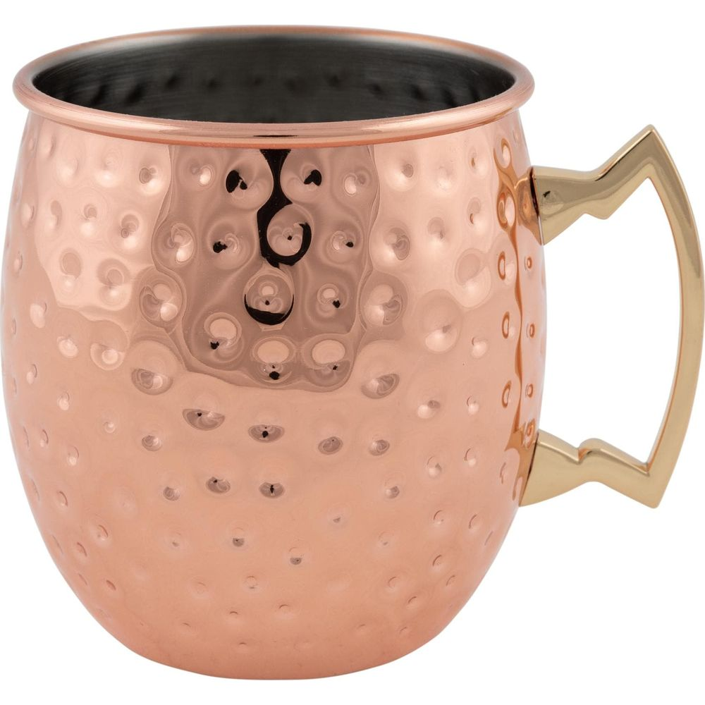 Tasse en cuivre martelé avec anse dorée sur fond blanc.