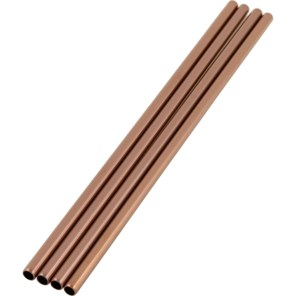 Quatre pailles métalliques couleur bronze sont parallèles sur fond blanc.