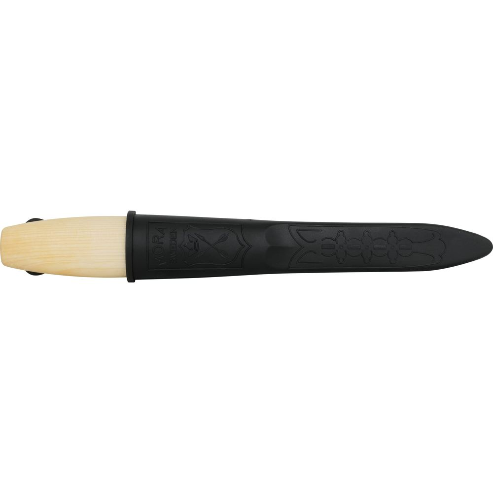 Ein Messer mit hellem Holzgriff und schwarzer Scheide mit eingeprägtem Muster.