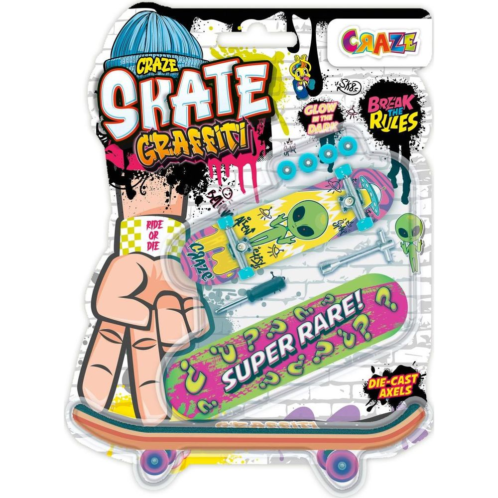 Ein Set von zwei Mini-Skateboards mit Alien- und Fragezeichen-Grafiken, Werkzeugen und Ersatzrädern.