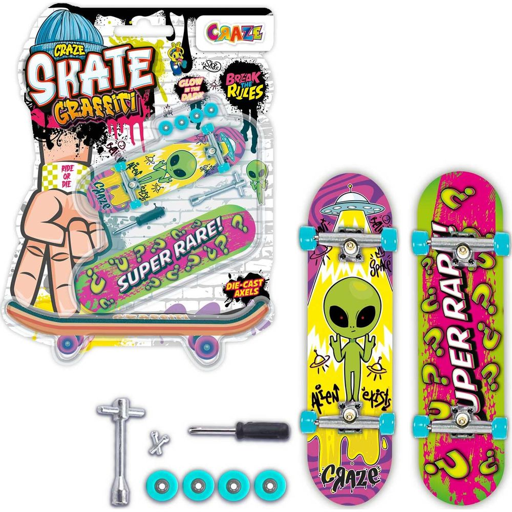 Skatboard-Set mit Alien-Motiven und Werkzeug, drei Skateboards, vier Räder.