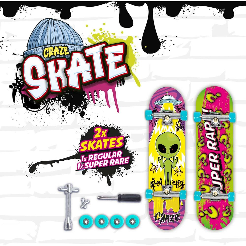 Grauer Beanie, bunte Skateboard-Grafik, Werkzeuge und Räder.