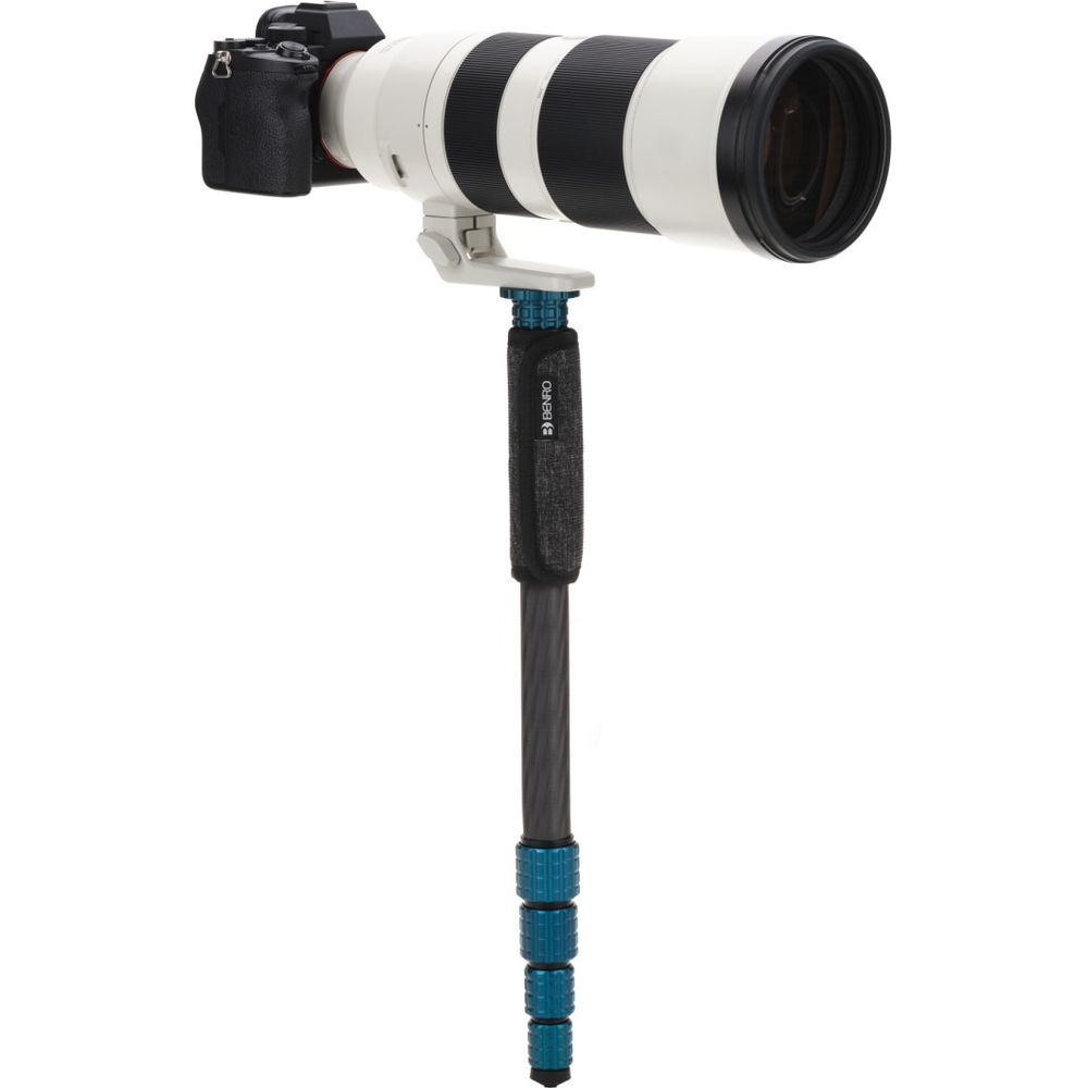 Una fotocamera con obiettivo bianco e nero su un treppiede.