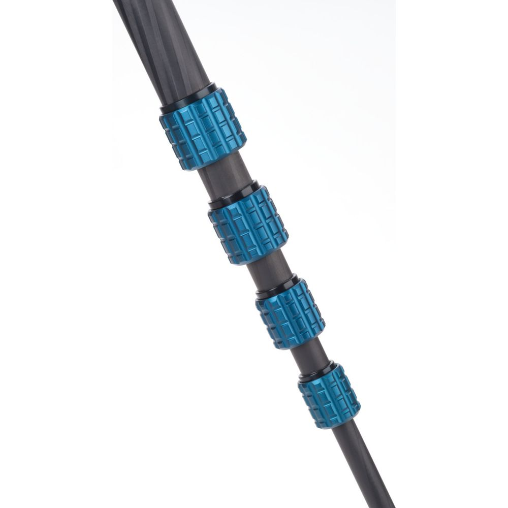 Parte di una gamba di treppiede con anelli di bloccaggio blu su sfondo bianco.