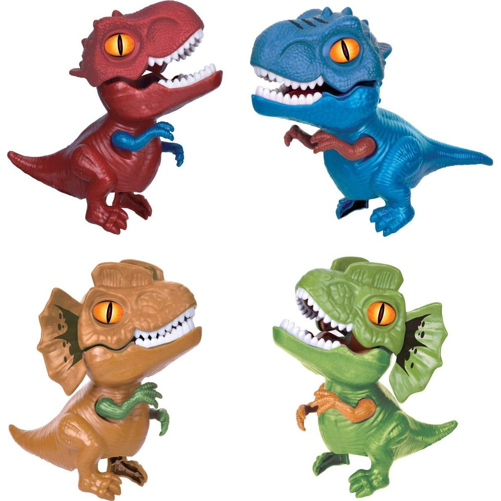 Quattro dinosauri giocattolo rossi, blu, marroni e verdi su sfondo bianco.