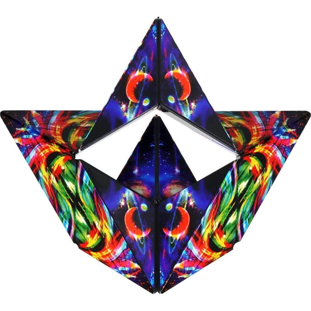 Oggetto a forma di stella con motivi spaziali e colorati su sfondo bianco.