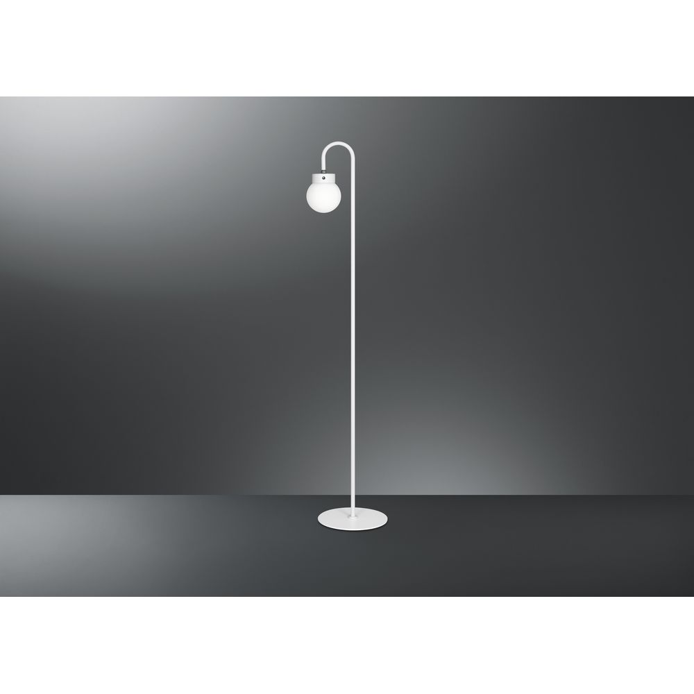 Un lampadaire blanc avec un abat-jour rond sur une base ronde.