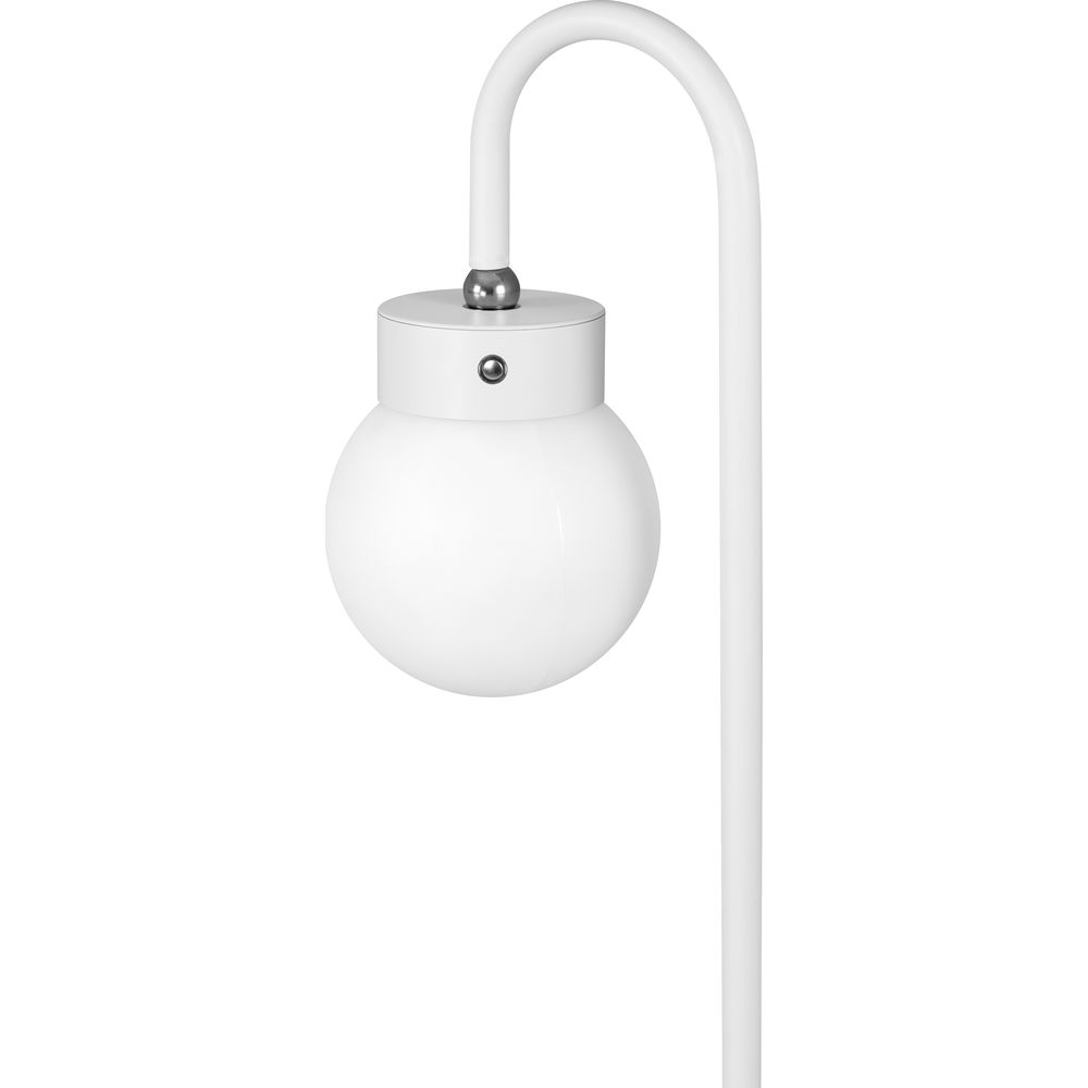 Lampadaire blanc avec abat-jour sphérique et bras courbé.