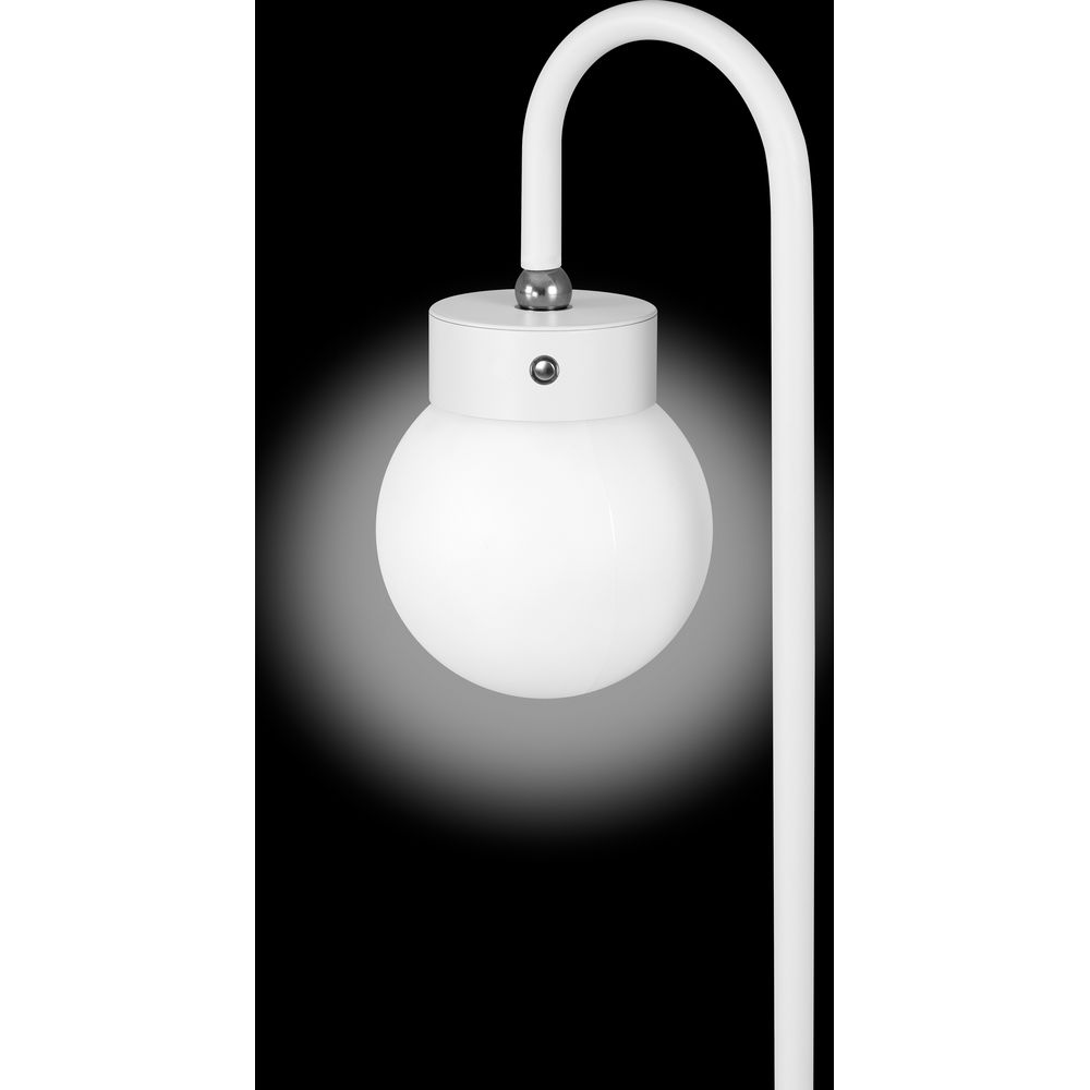 Une lampe sphérique blanche avec un bras courbé sur fond noir.
