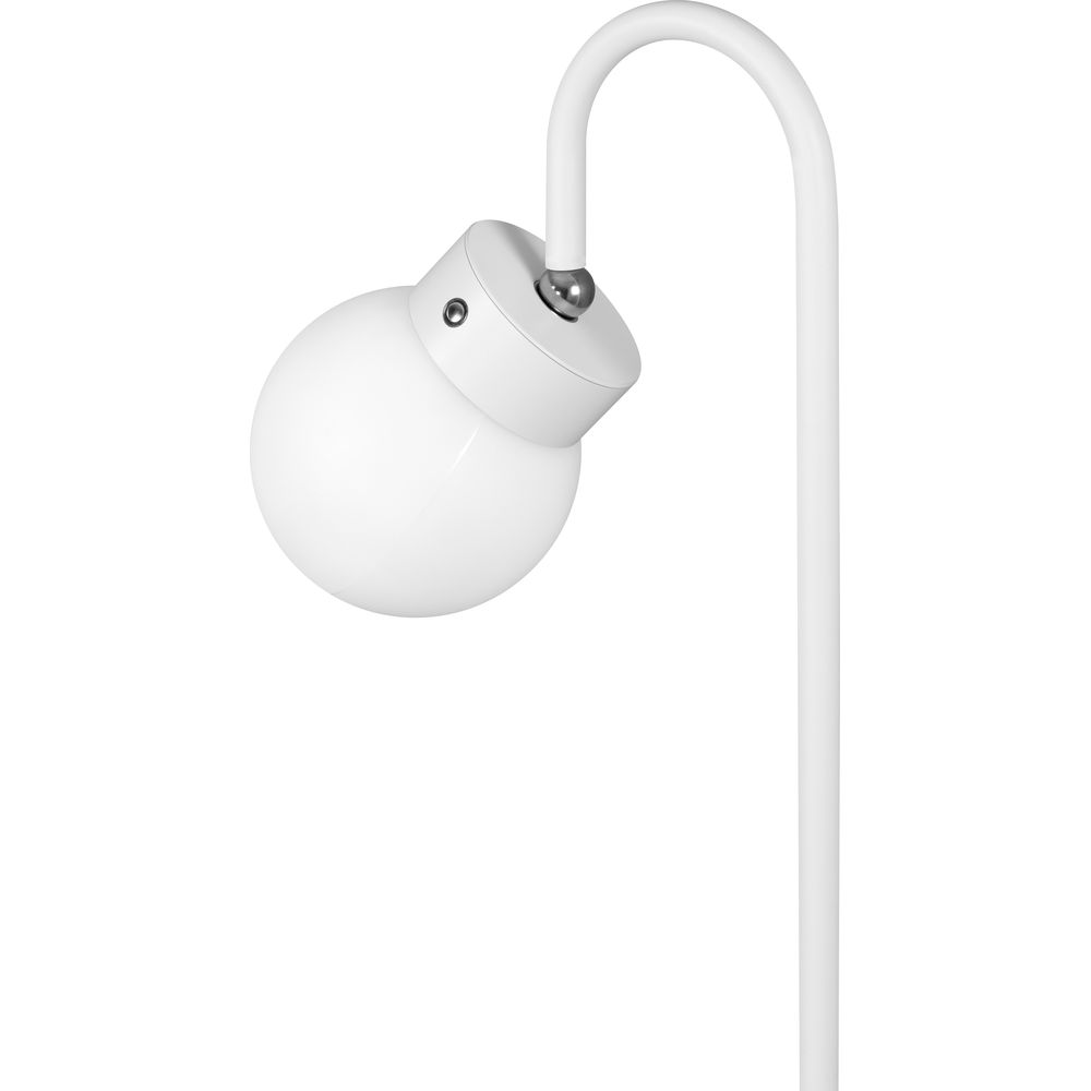 Lampadaire blanc avec abat-jour rond et bras courbé.