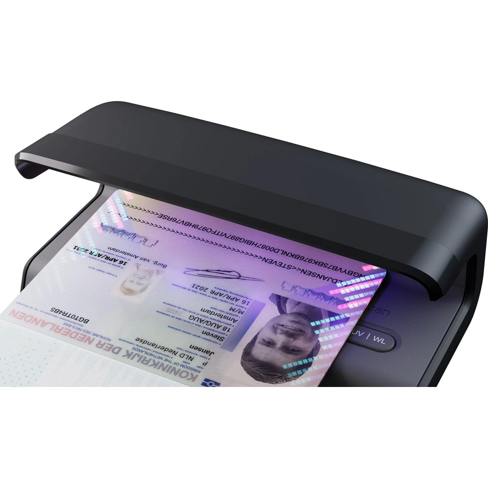 Ein niederländischer Reisepass wird unter einem UV-Licht-Scanner beleuchtet.