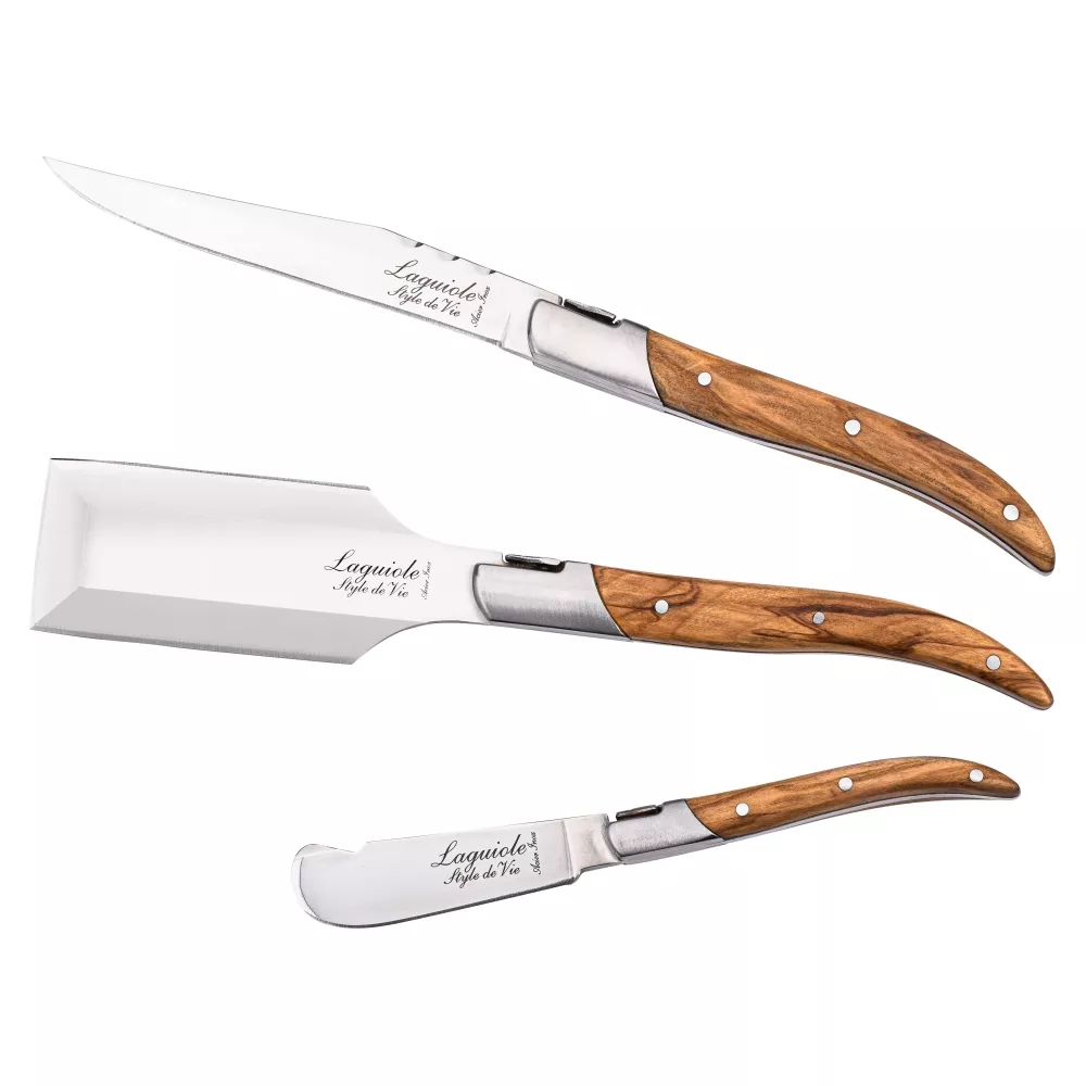 Drei Laguiole Messer mit Holzgriffen: ein scharfes Messer, ein breites Messer und ein Buttermesser.