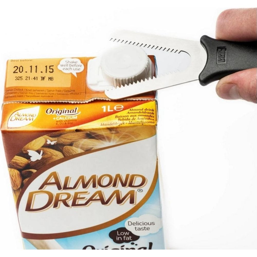 Ein Mann öffnet eine Packung Mandelmilch mit einem speziellen Öffner.