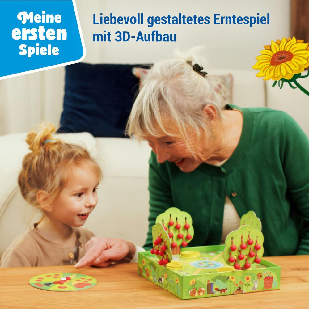 Großmutter und Enkelin spielen ein Erntespiel mit roten Kirschen auf Bäumen.