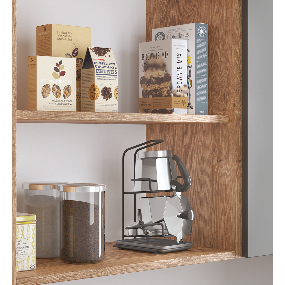 Vorratsschrankregale zeigen Brownie-Mischung, Schokoladenstückchen, Ballaststoffflocken, Tee und eine Kaffeemaschine.