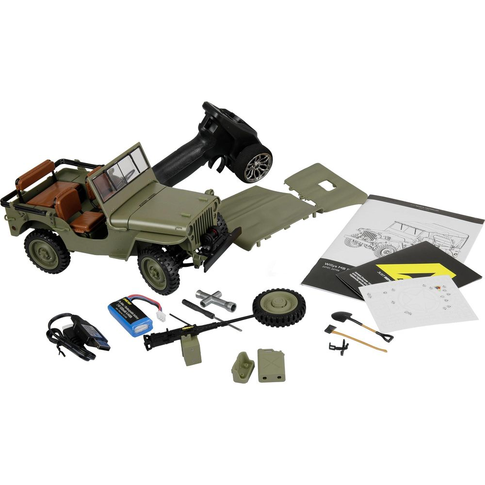Grüner Spielzeugjeep mit Fernbedienung, Batterie, Werkzeug, Ersatzrad und Zubehör auf weißem Grund.