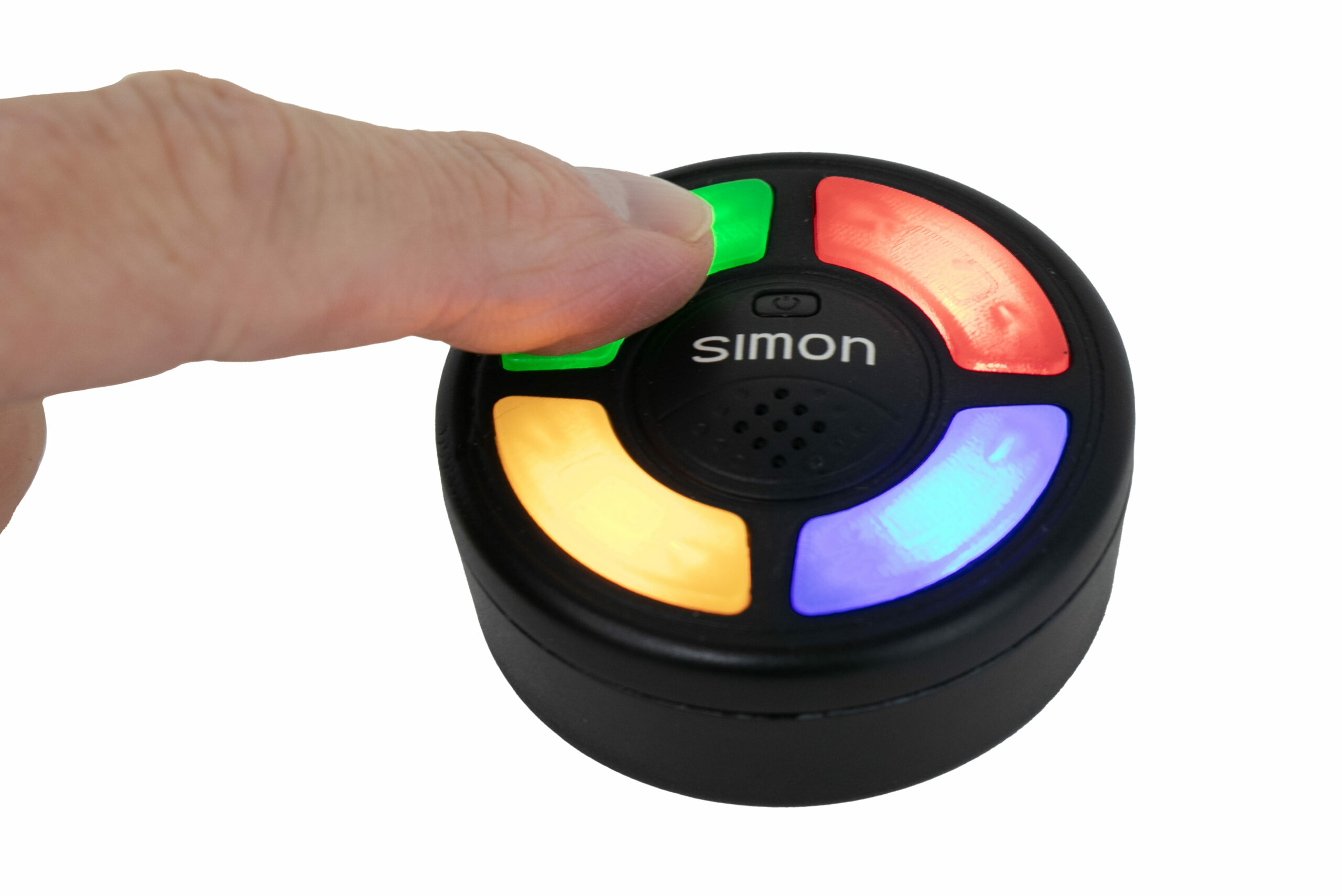 Un dito preme il pulsante verde di un gioco elettronico Simon.