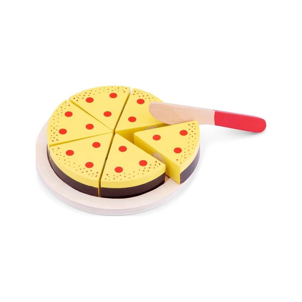 Pizza giocattolo in legno con pois rossi su condimento giallo, su un piatto, con un coltello.