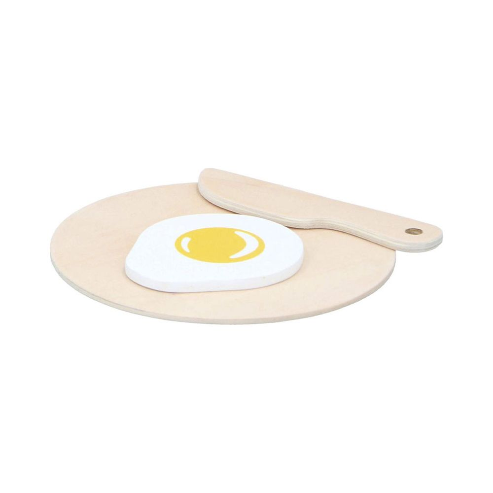 Un uovo fritto giocattolo in legno su un piatto con un coltello accanto.