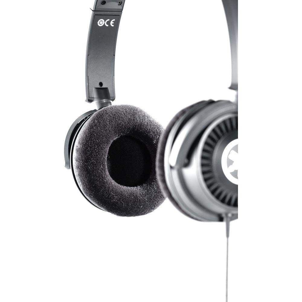 Casque noir avec écouteurs rembourrés et marquage CE.