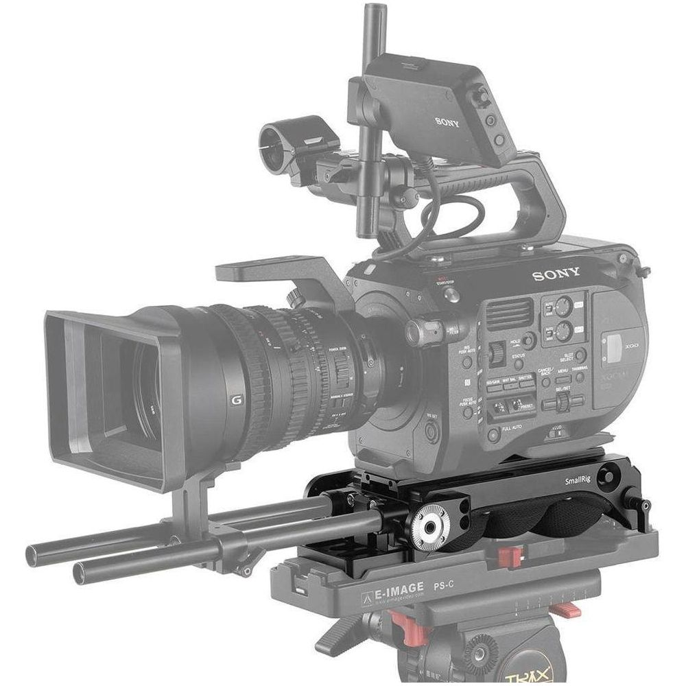 Eine professionelle Sony-Kamera mit Objektiv und Zubehör auf einem Stativ.