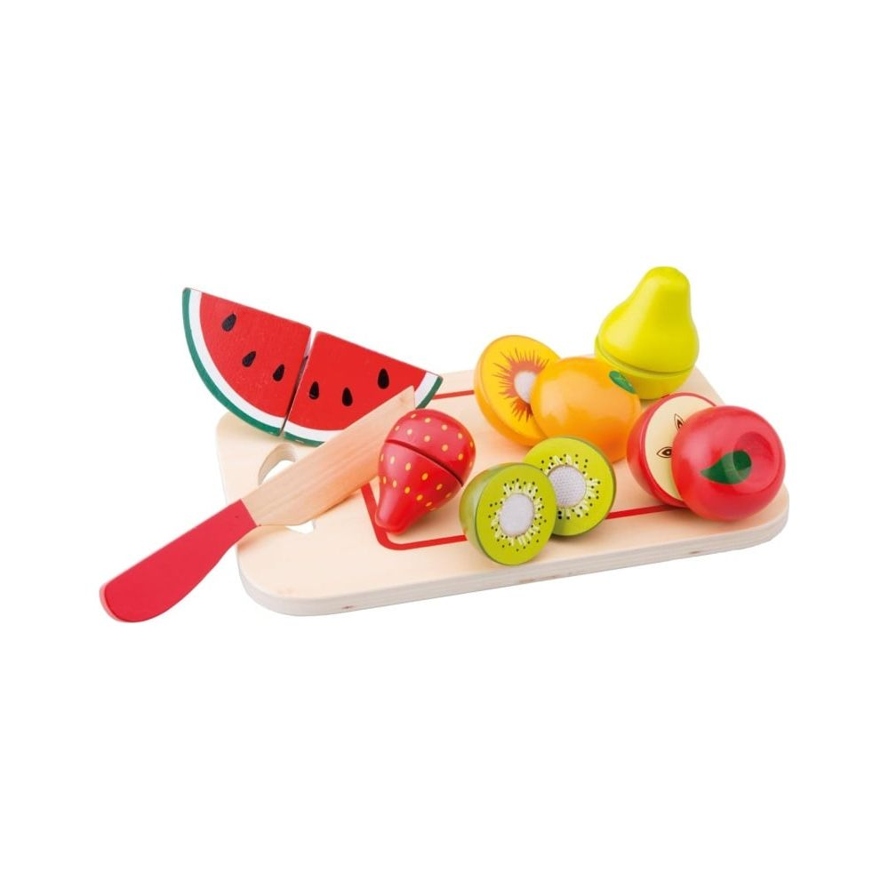 Tagliere in legno con frutta di legno affettata: anguria, fragola, kiwi, arancia, mela, pera.